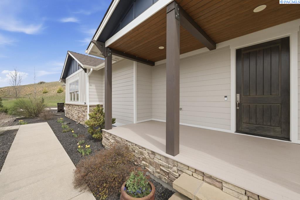 200 SW Barclay Ct.