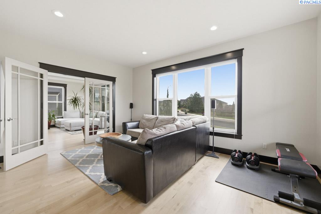 200 SW Barclay Ct.