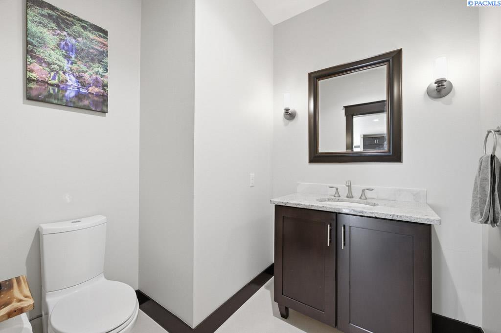 200 SW Barclay Ct.