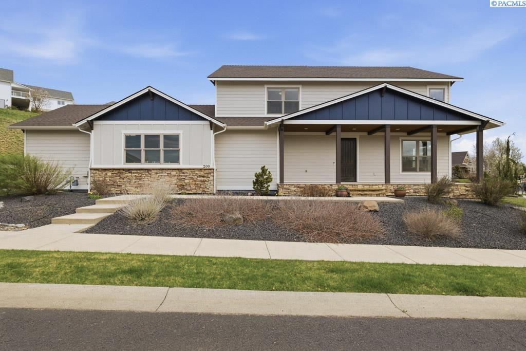 200 SW Barclay Ct.