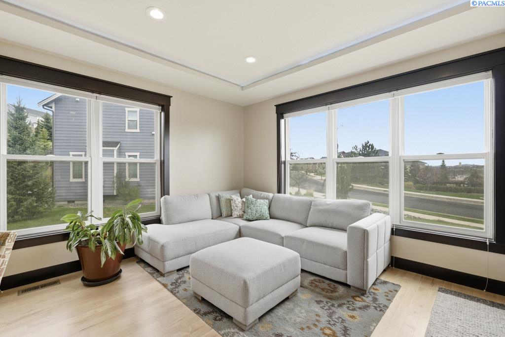 200 SW Barclay Ct.