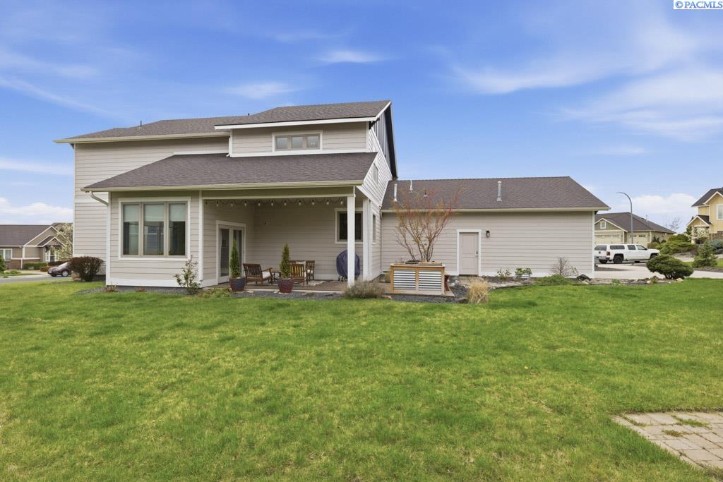 200 SW Barclay Ct.