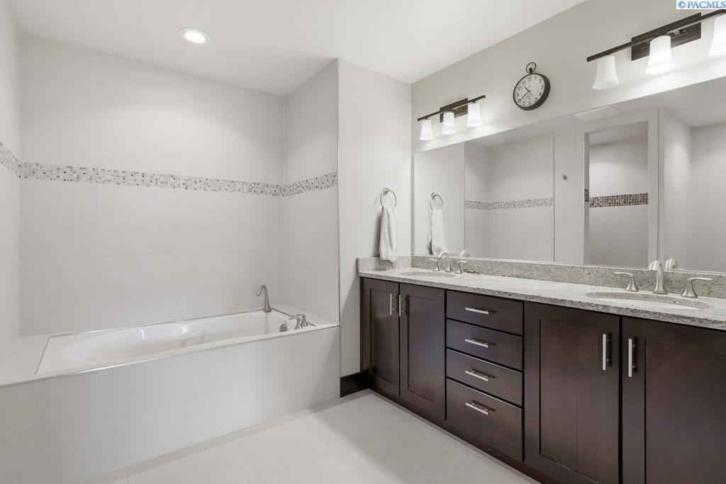 200 SW Barclay Ct.