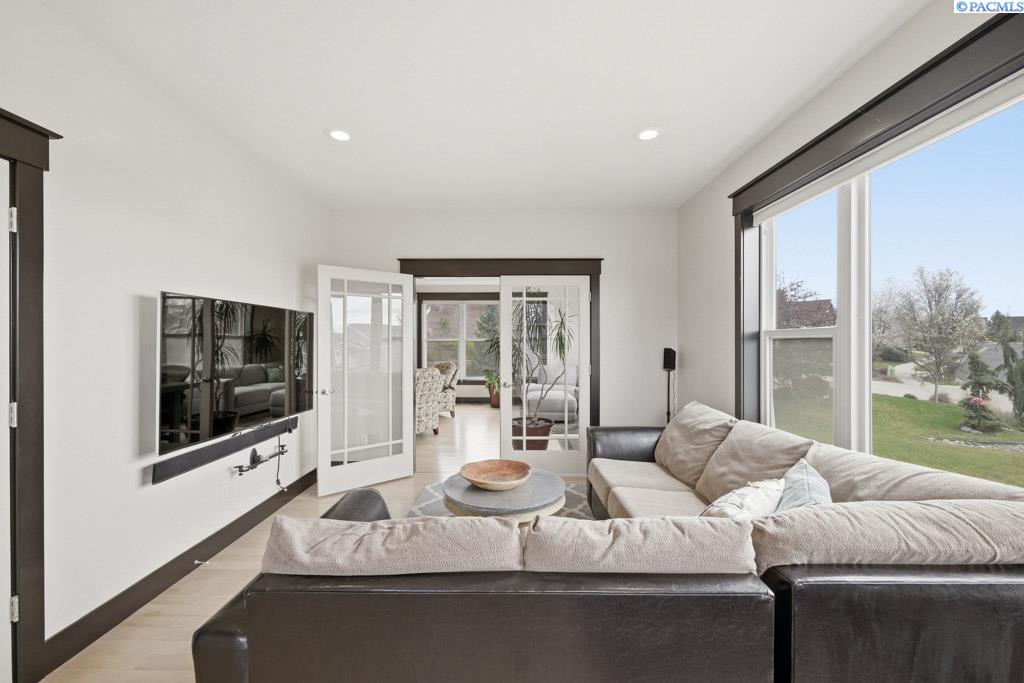200 SW Barclay Ct.