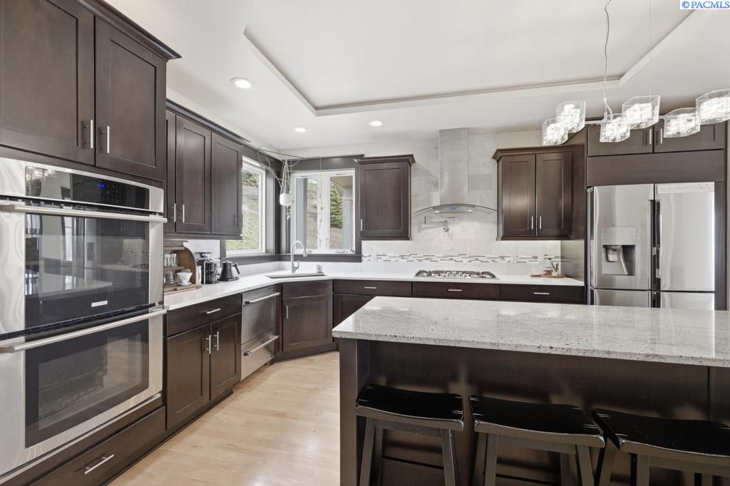 200 SW Barclay Ct.