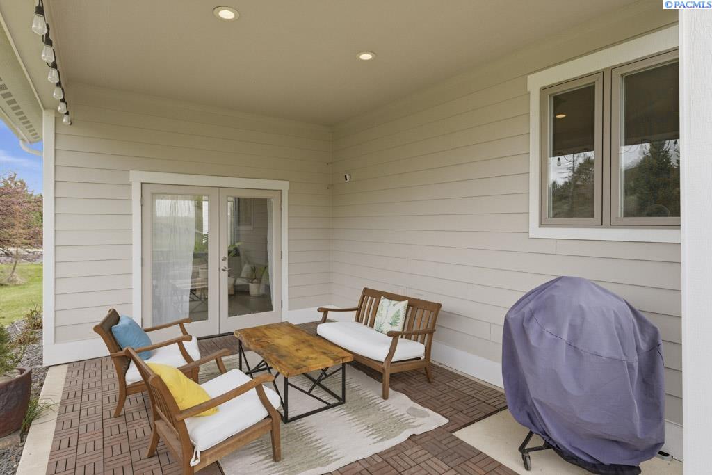 200 SW Barclay Ct.