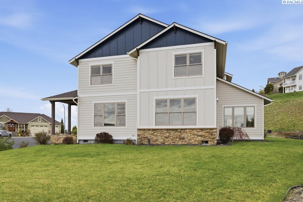 200 SW Barclay Ct.