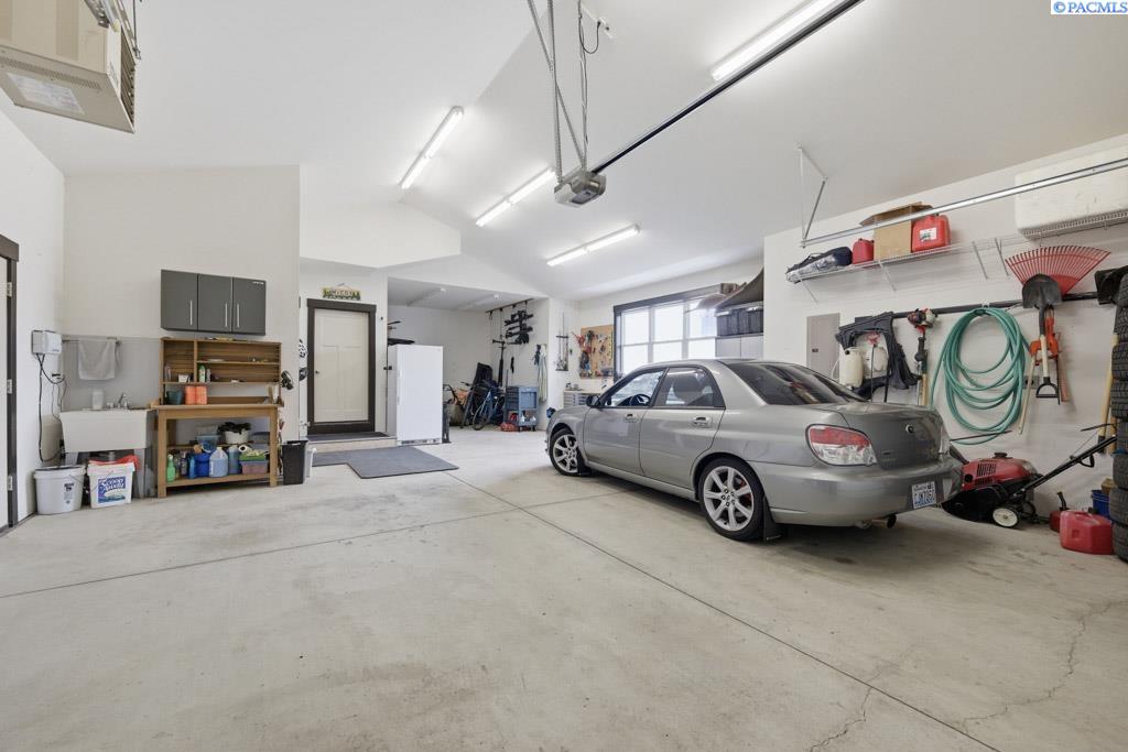 200 SW Barclay Ct.