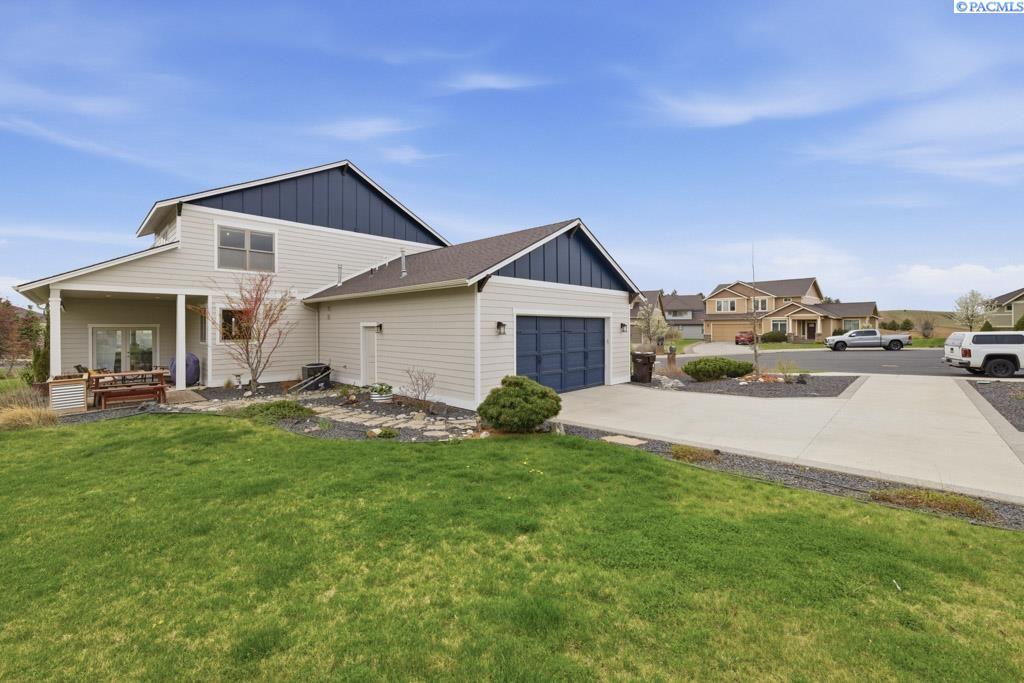 200 SW Barclay Ct.
