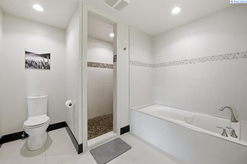 200 SW Barclay Ct.