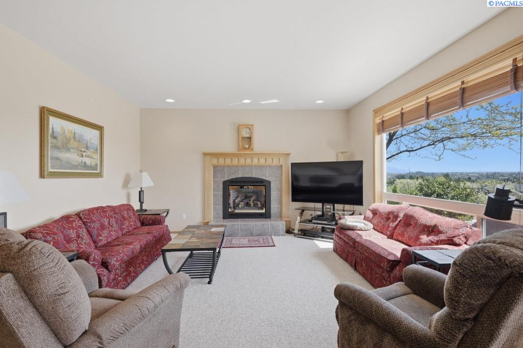 1525 NW Nicole Ct