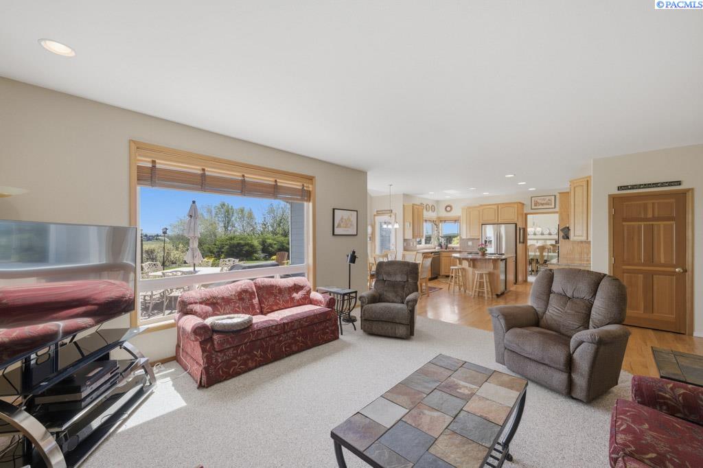1525 NW Nicole Ct