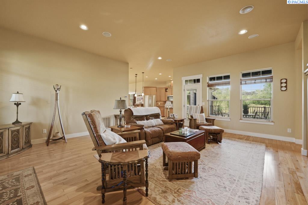 920 SW Center Street
