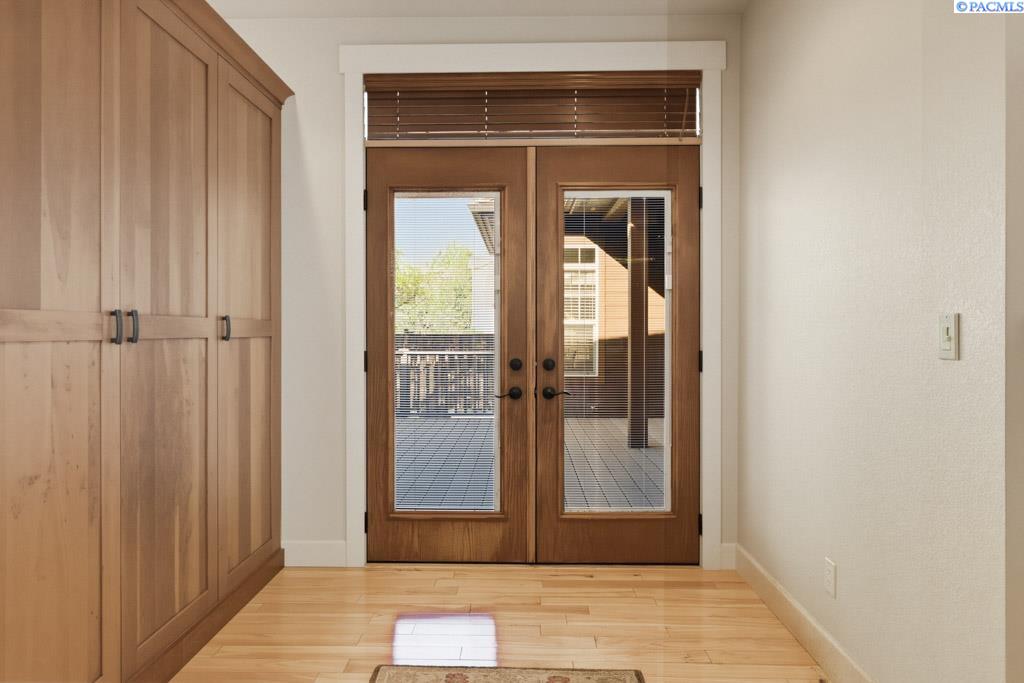 920 SW Center Street