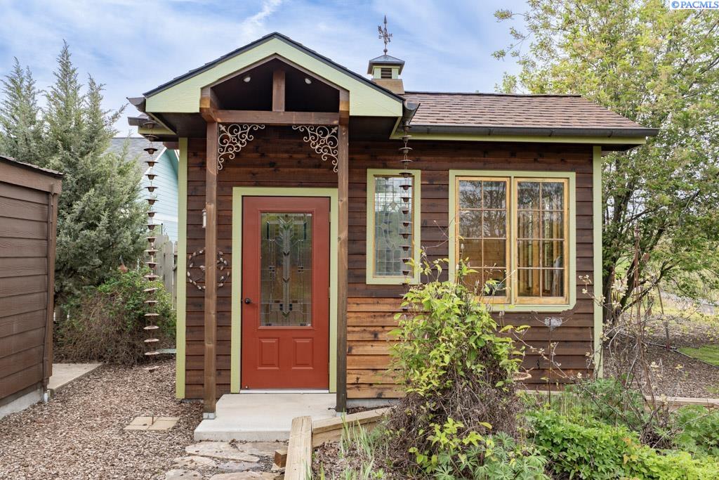 920 SW Center Street