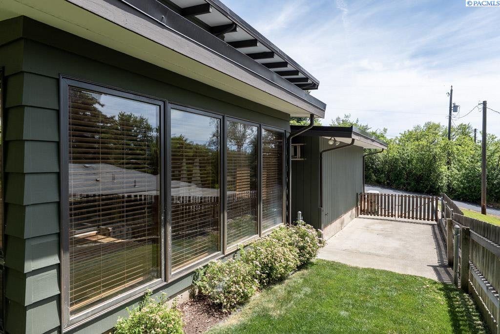 135 SW Elm Street