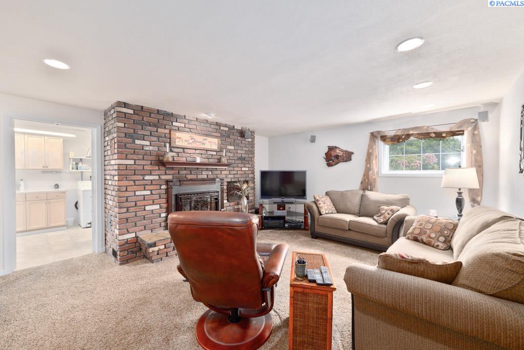 135 SW Elm Street