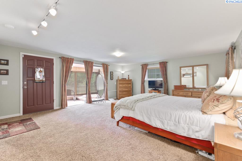 135 SW Elm Street