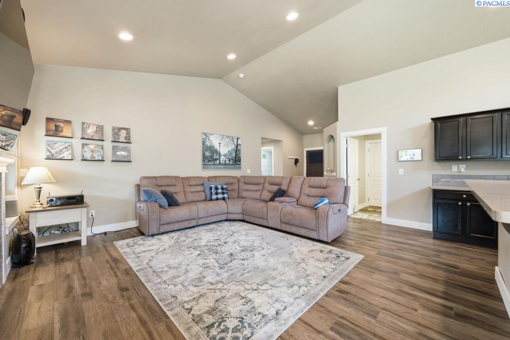 670 SW Wheat Ridge Dr