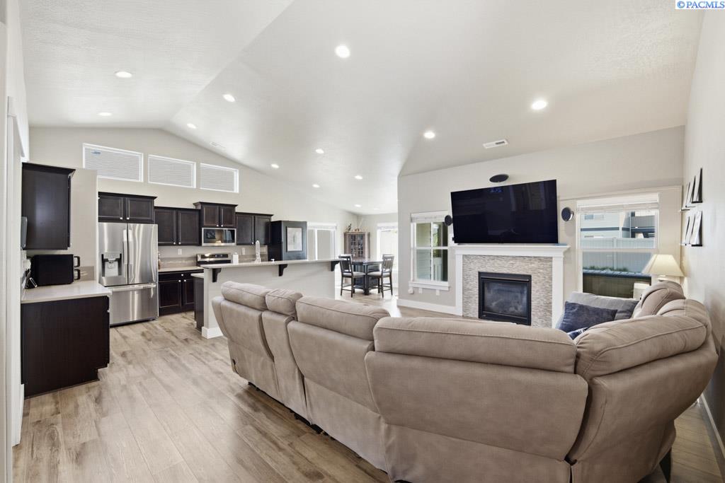 670 SW Wheat Ridge Dr