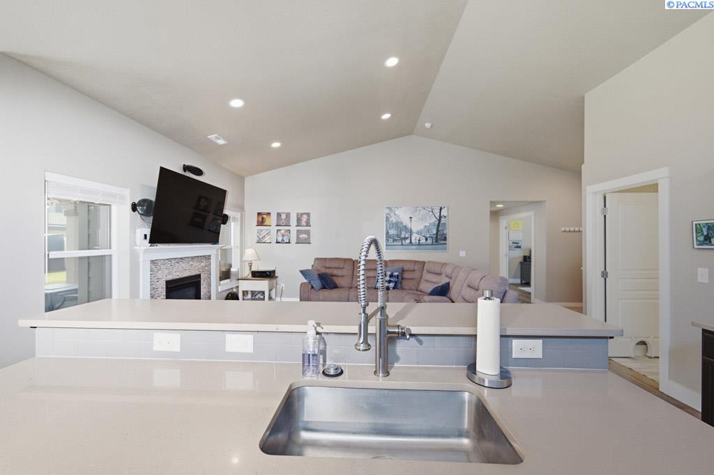 670 SW Wheat Ridge Dr