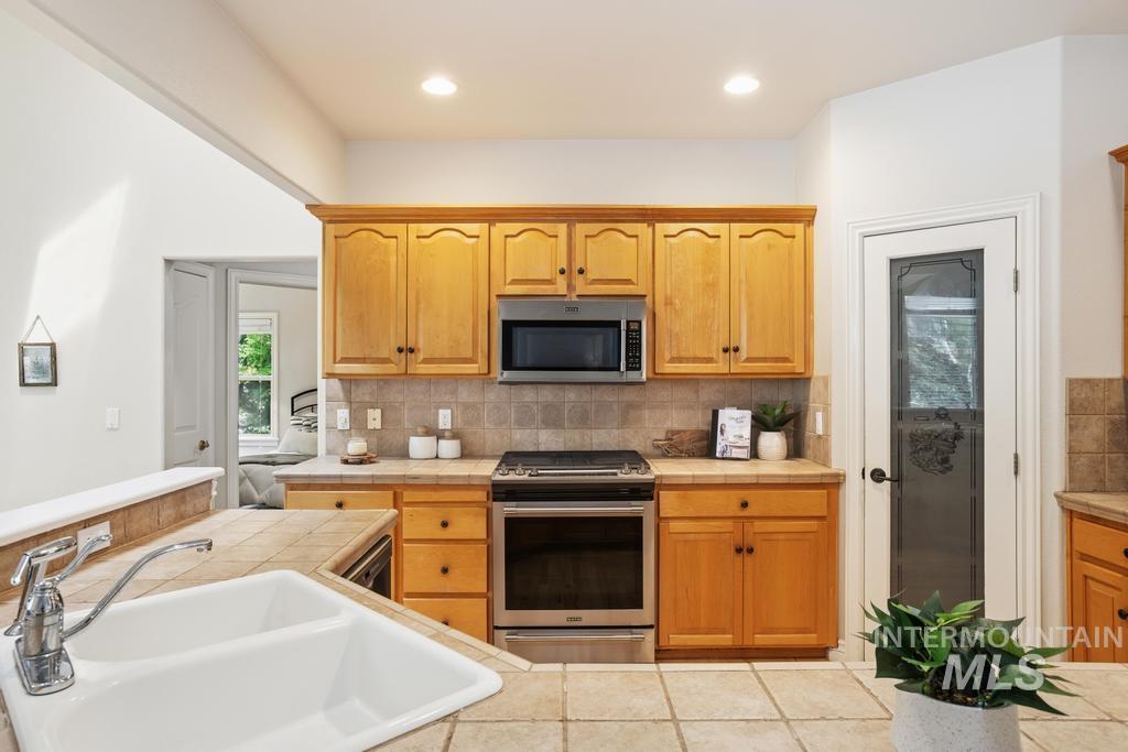 576 E Riverchase Way