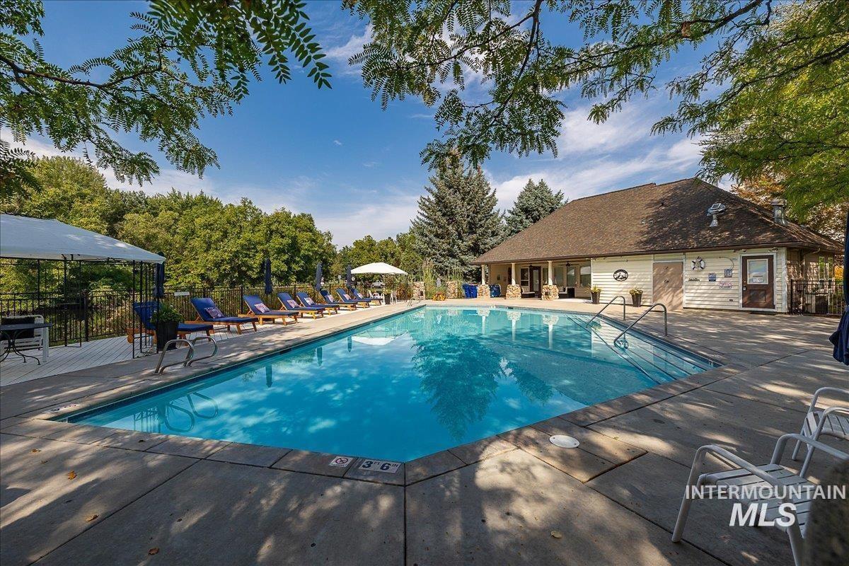 576 E Riverchase Way