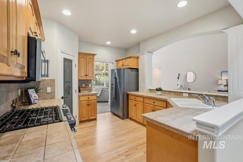 576 E Riverchase Way