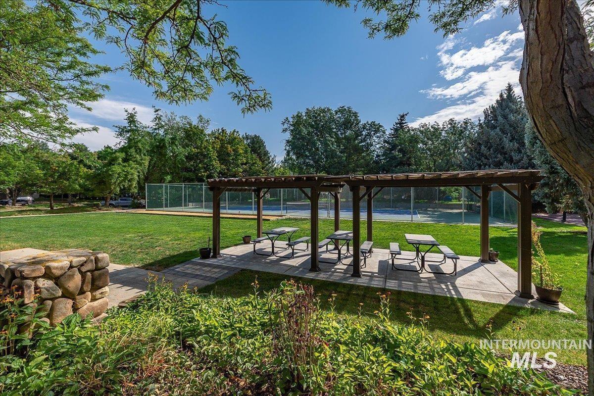 576 E Riverchase Way