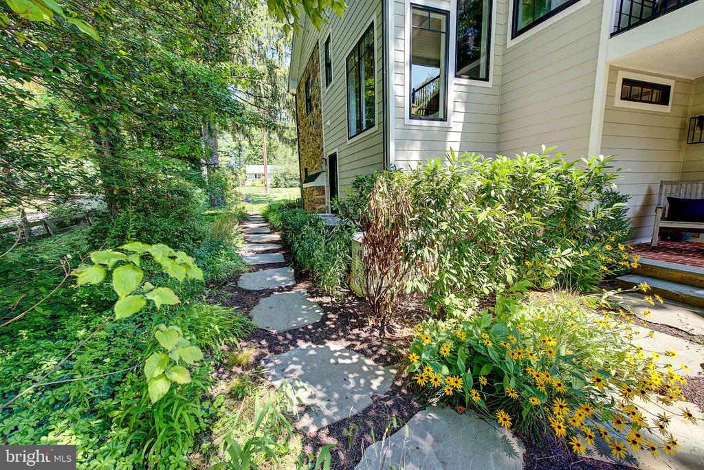 189 S SPRING MILL ROAD