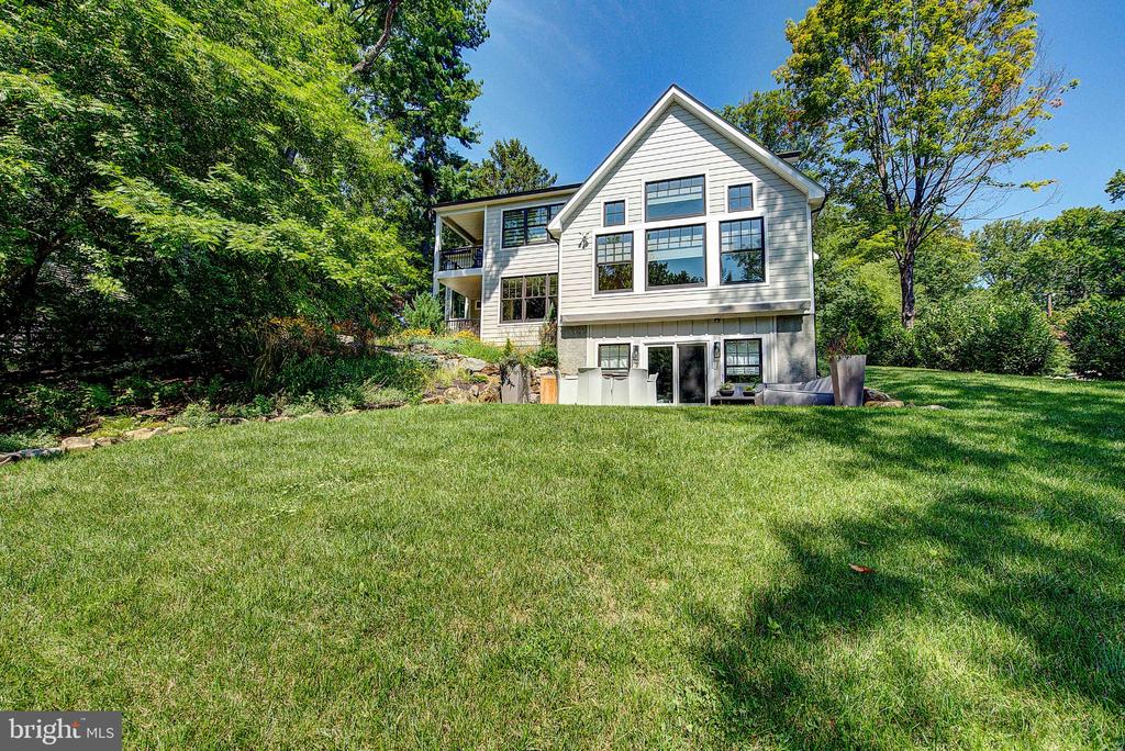 189 S SPRING MILL ROAD