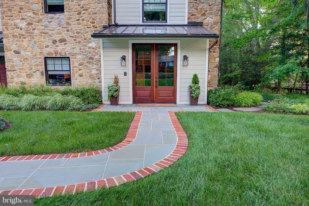 189 S SPRING MILL ROAD