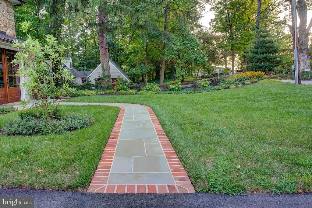 189 S SPRING MILL ROAD