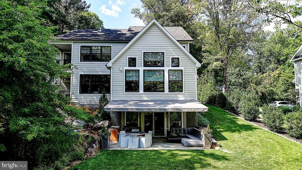 189 S SPRING MILL ROAD