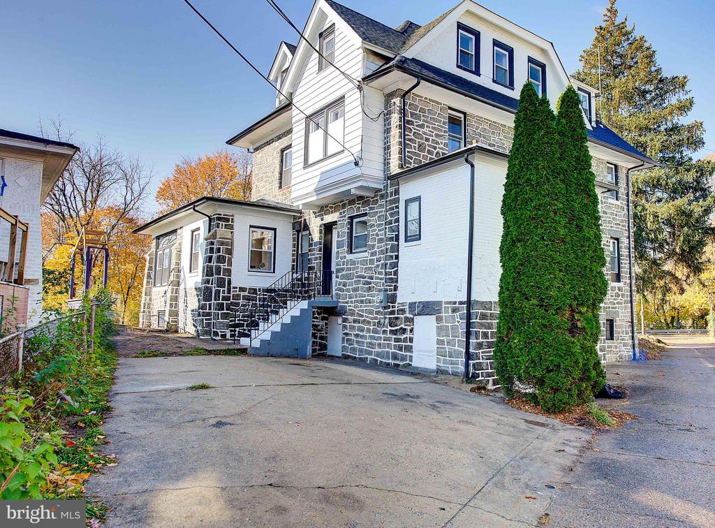 6217 COBBS CREEK PARKWAY