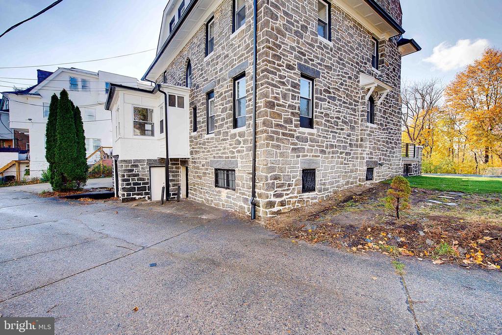 6217 COBBS CREEK PARKWAY