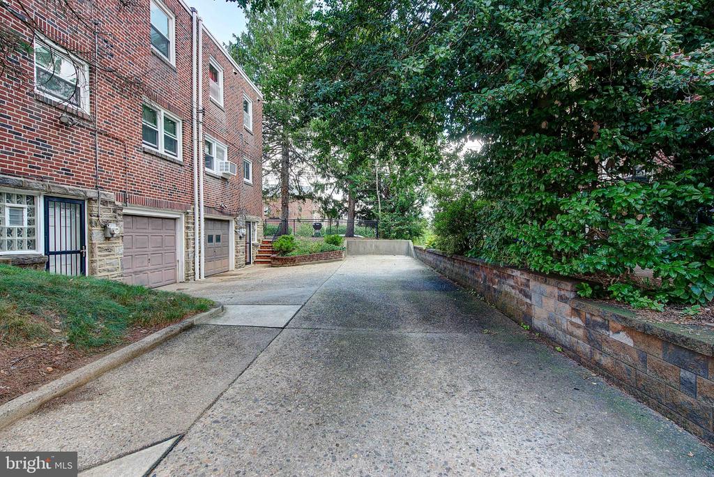 834 E VERNON ROAD