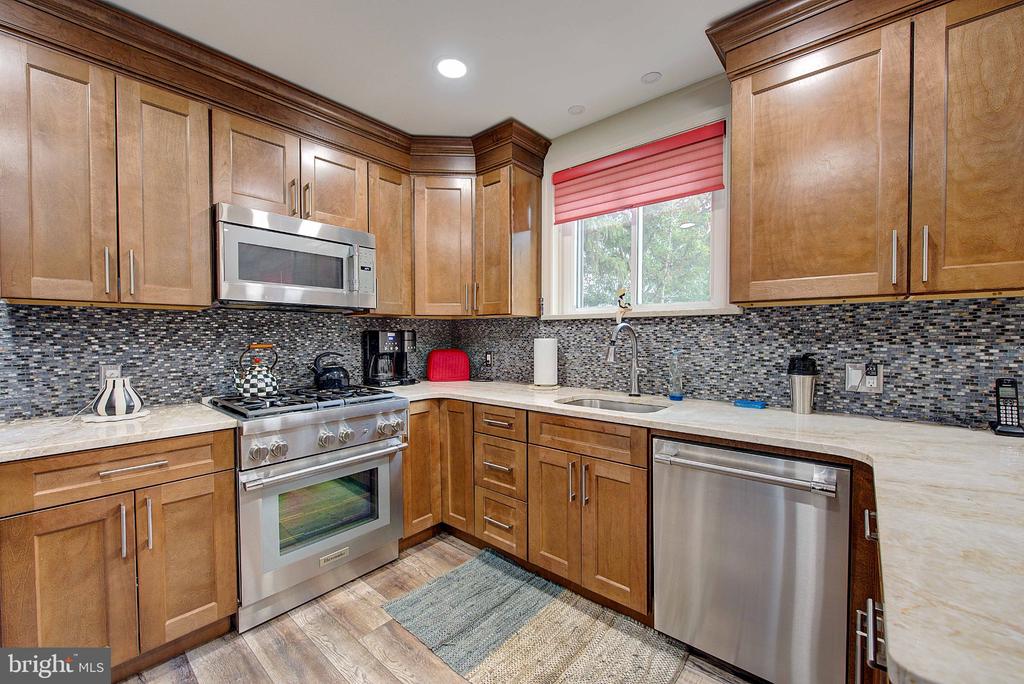 834 E VERNON ROAD