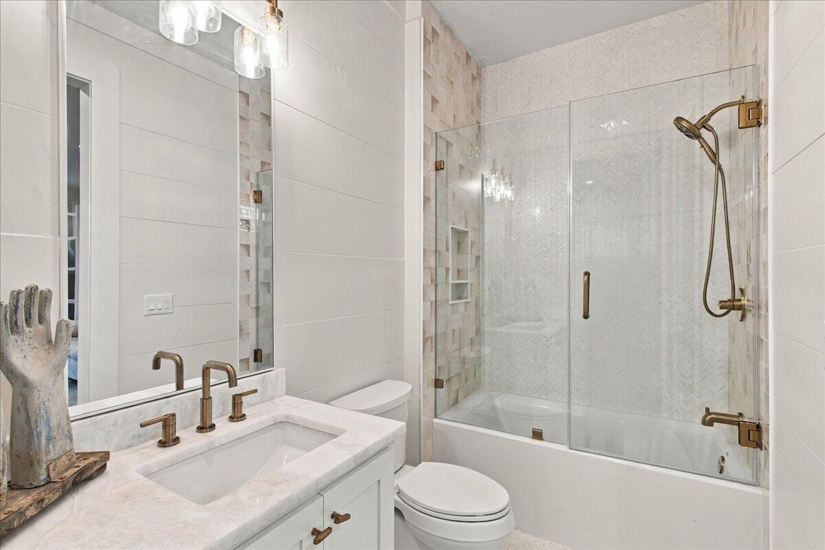 6 Featherstone Court