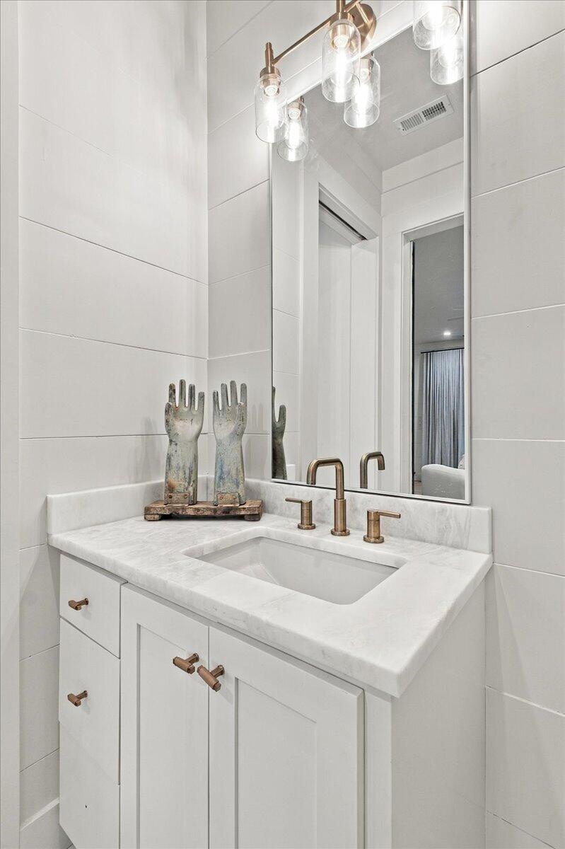 6 Featherstone Court