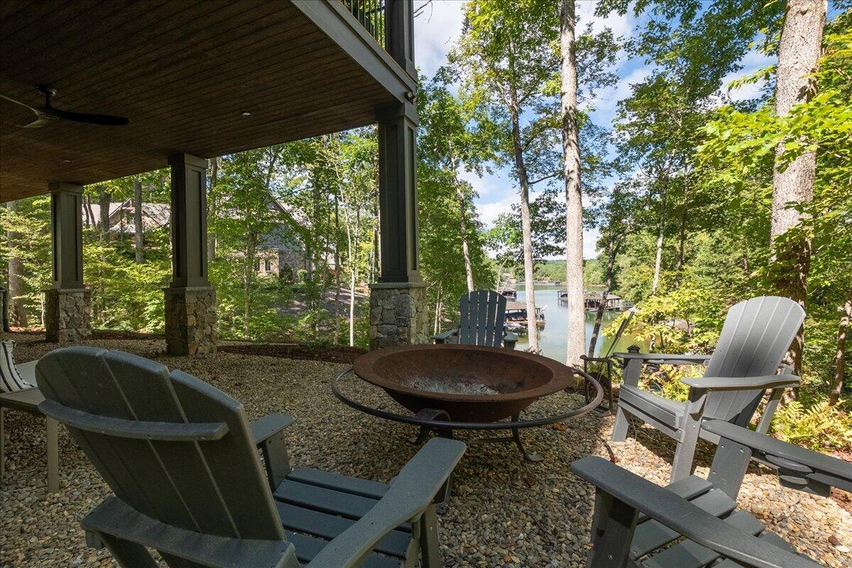 6 Featherstone Court