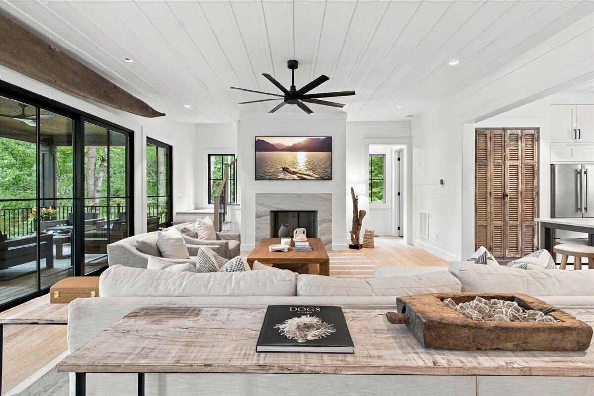 6 Featherstone Court