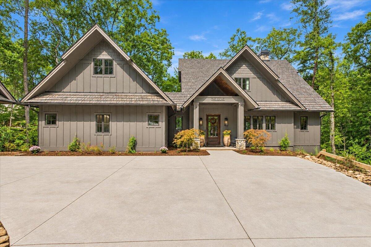 6 Featherstone Court