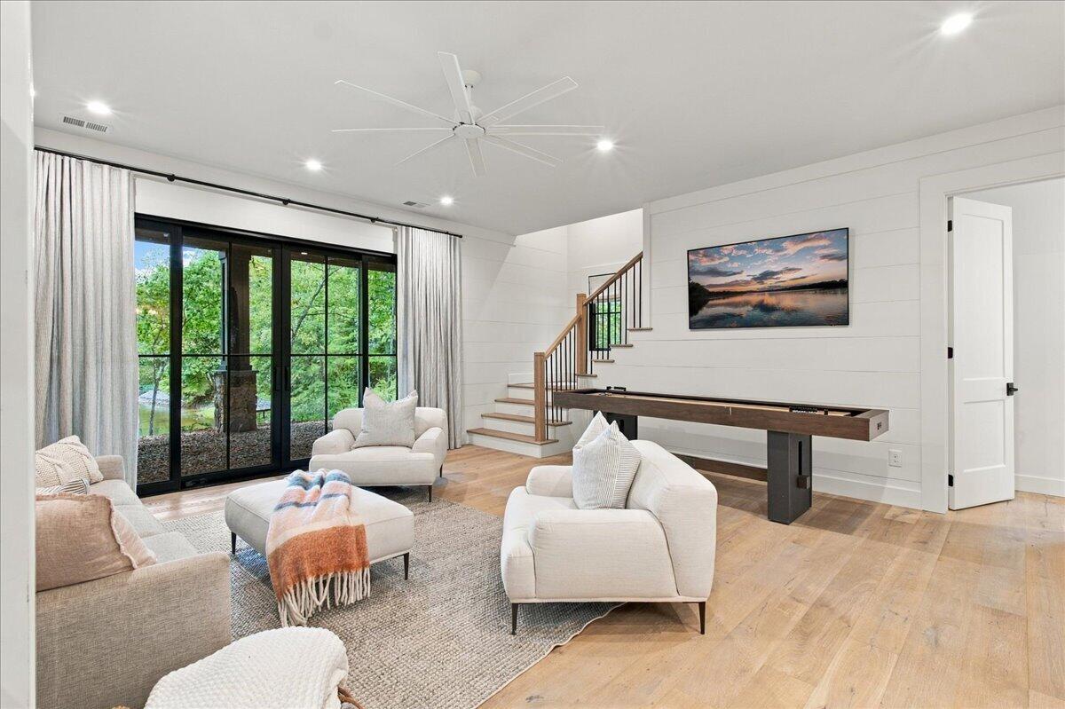 6 Featherstone Court
