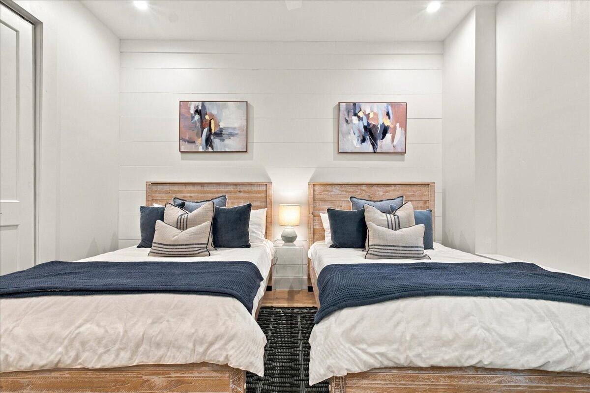 6 Featherstone Court