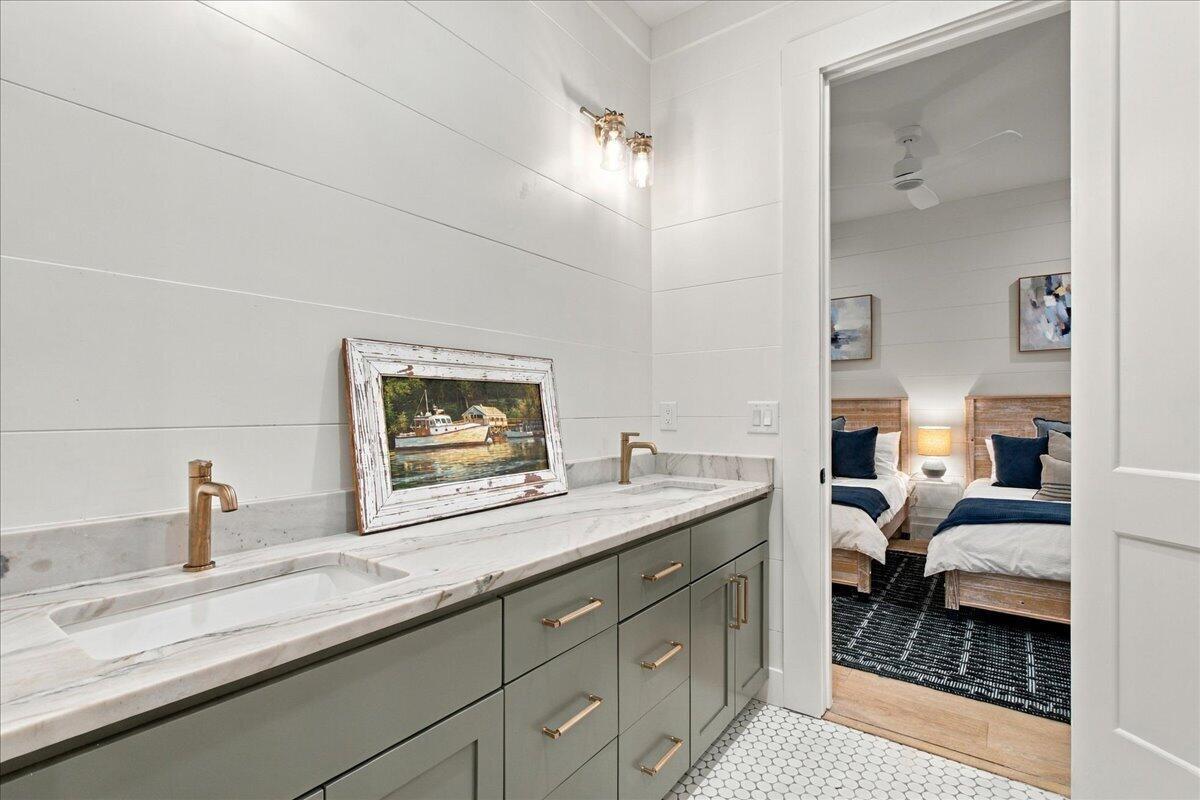6 Featherstone Court