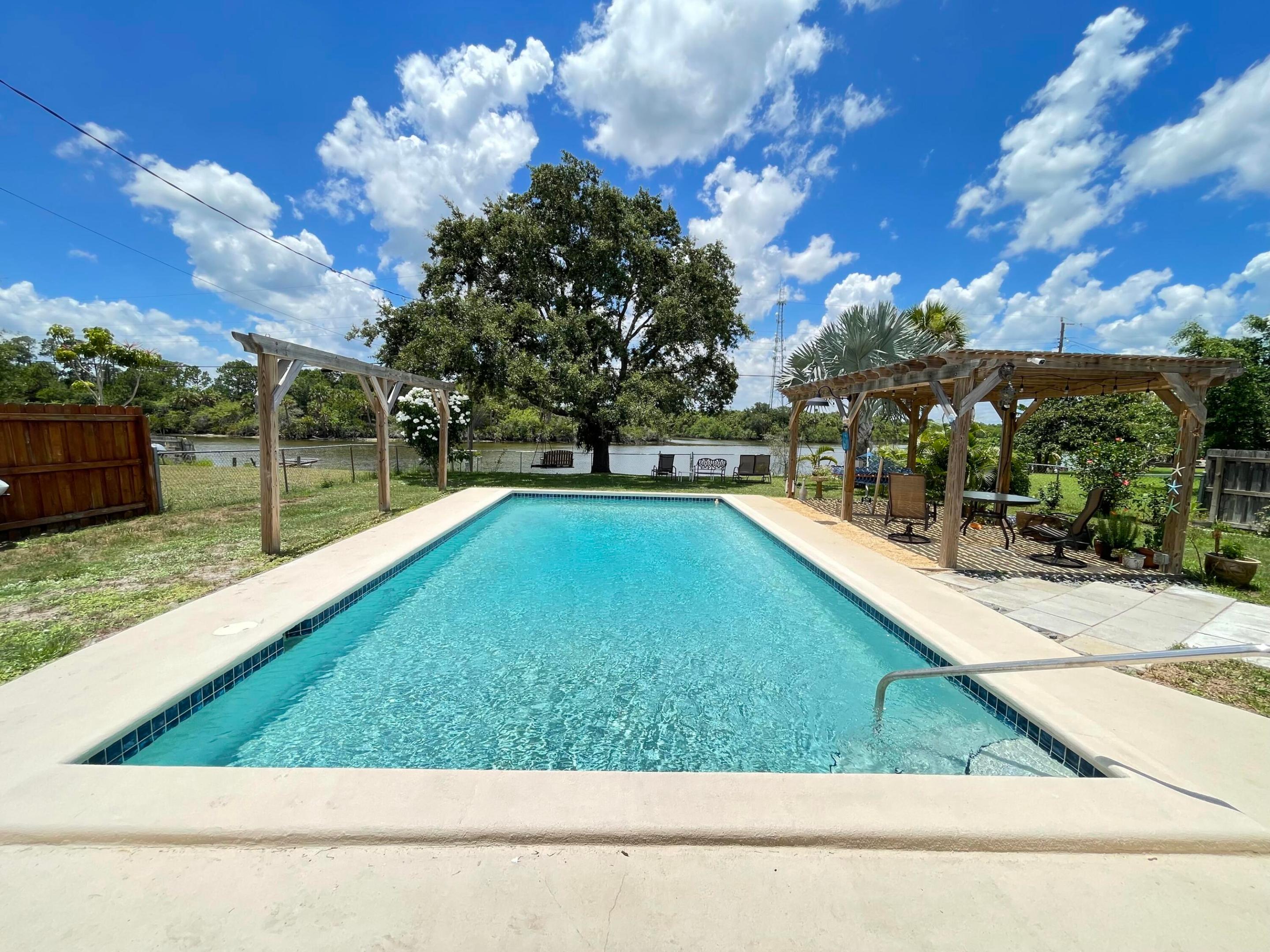 886 Schumann Drive