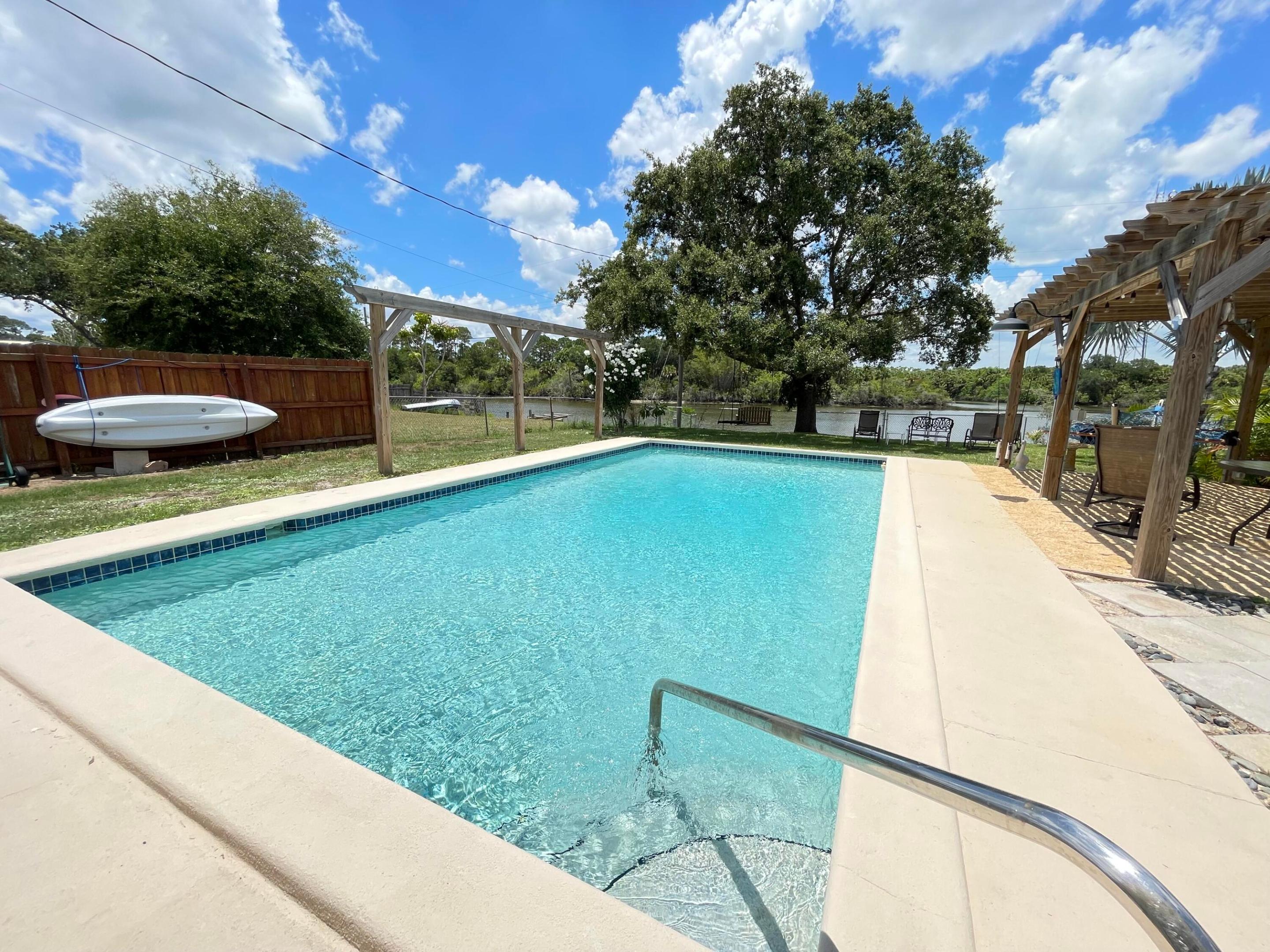 886 Schumann Drive