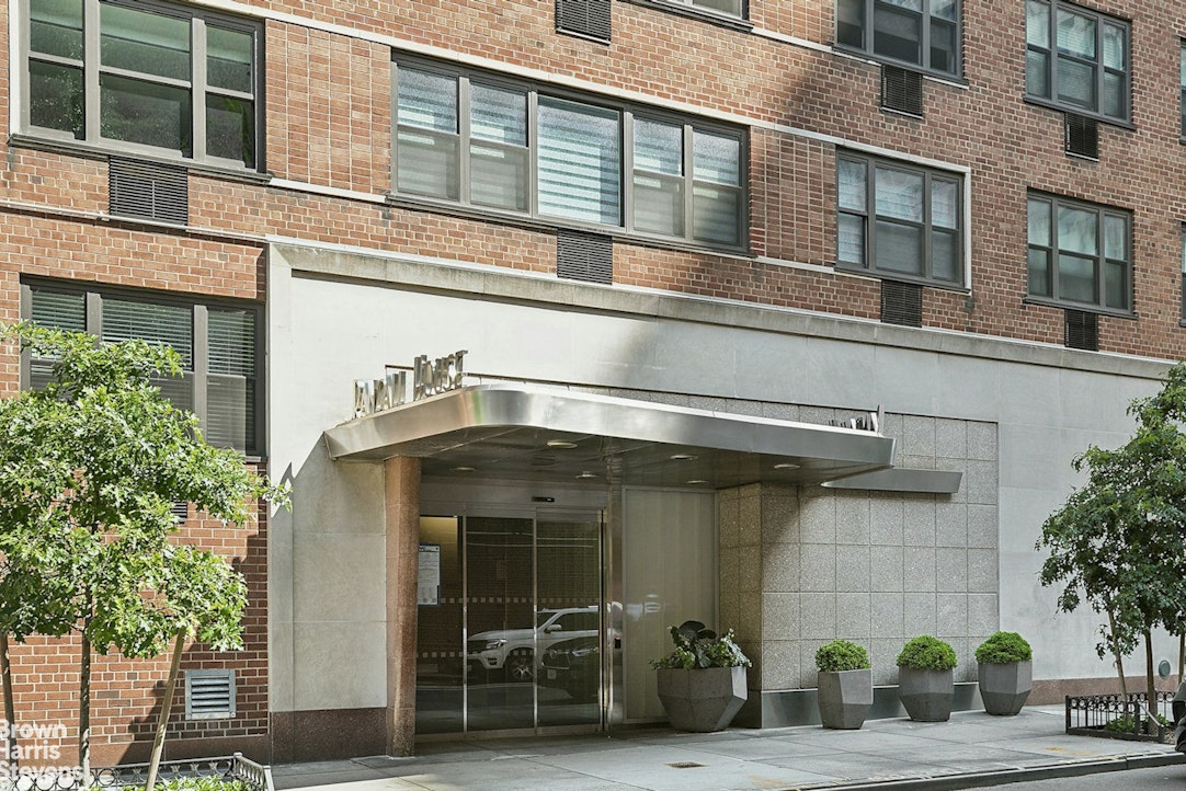 63 E 9TH Street 4D