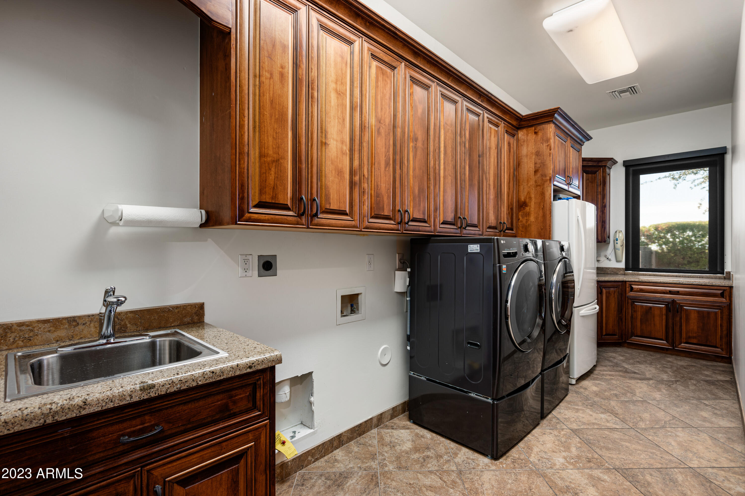 2026 E AVENIDA DEL VALLE Court